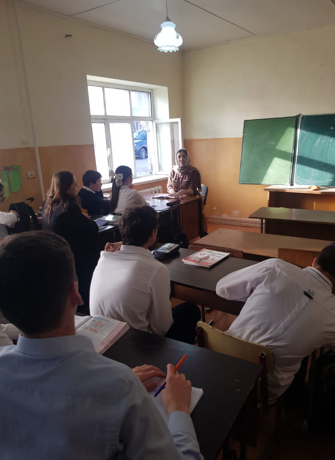 Психолог социальной сферы ГБУ РД КЦСОН в МО "Левашинский район " Ибрагимова П.К провела беседу среди учащихся 9-10х классов на тему: "О вреде алкоголя на подростка ". Профилактика привыкания к алкоголю.
