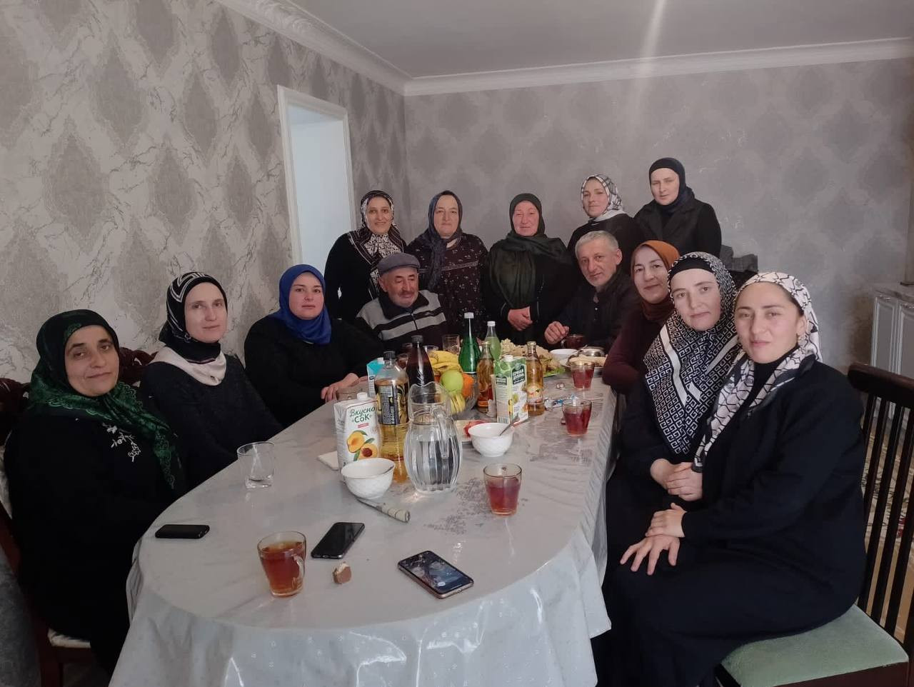 В Международный день семьи, коллектив центра посетили на дому семью бывшего коллеги,Рурухмаева А.который более 25 лет проработал на разных должностях ЦСОН.