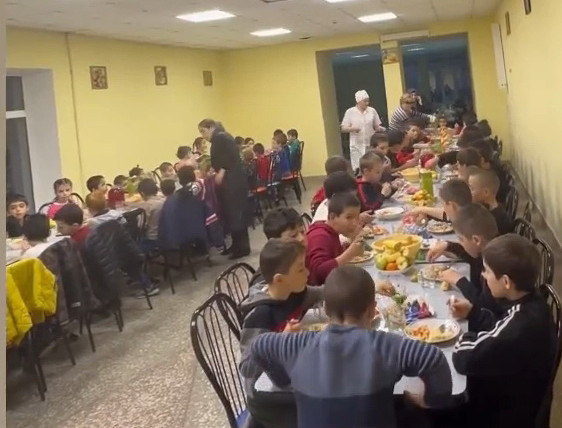 Дагестанская певица Азарина организовала ифтар для детей ГКУ РД СРЦН (г. Махачкала)