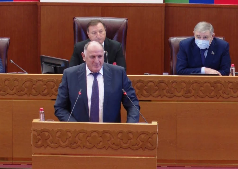 В ходе отчета Народному Собранию РД Абдулмуслим Абдулмуслимов рассказал о ходе реализации госполитики в сфере занятости и социальной защиты населения