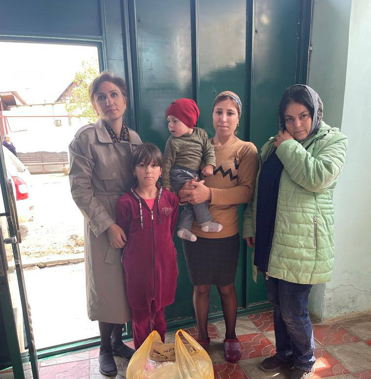 В преддверии праздника Ураза-Байрам, заведующие отделениями социального обслуживания населения  посетили - 5 семей участников СВО,  и оказали помощь в виде продуктовых наборов.