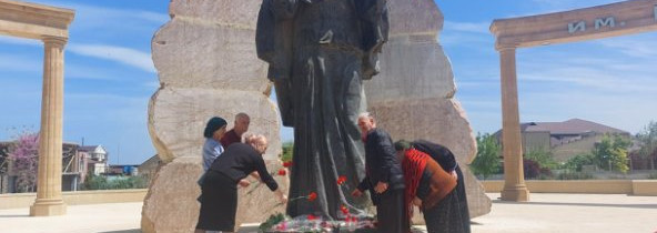 Работники Дома-интерната «Дербент»  вместе с подопечными возложили цветы к мемориалу «Скорбящая мать»