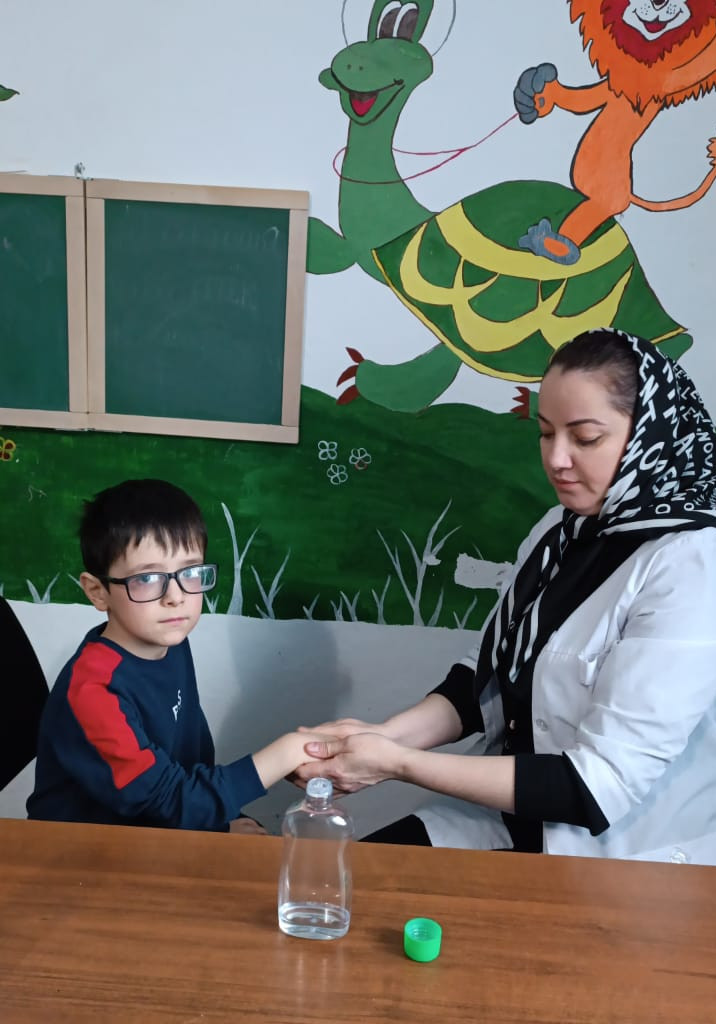 Воспитатель Гамилова Наида каждый день проводит пальчиковый массаж подопечному Атаеву М.