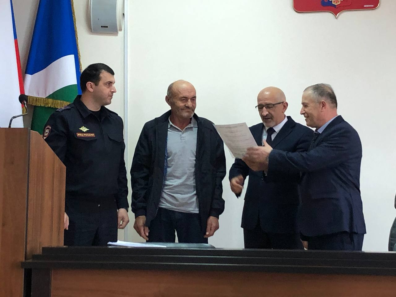 16 мая 2023 года директор ГКУ РД УСЗН в МО «Дахадаевский район» Мусаев М. М. и глава МО « Дахадаевский район» Абдулкадиров М. А. вручили свидетельства о предоставлении безвозмездной субсидии на приобретение жилья