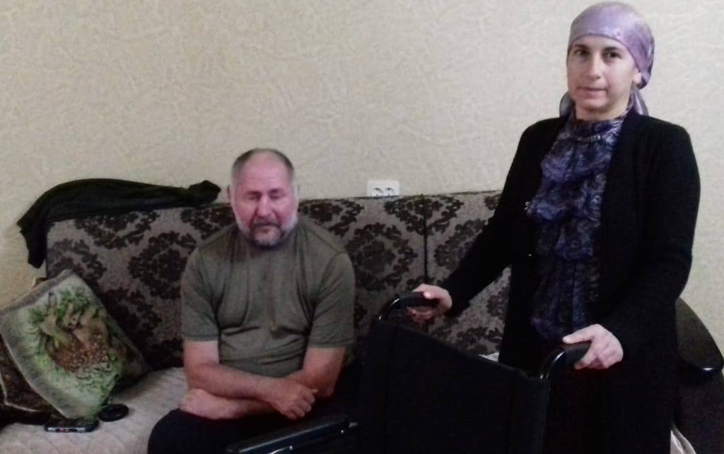 Отцу погибшего военнослужащего предоставили инвалидную коляску.