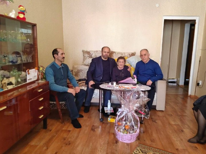 8 марта, руководитель КЦСОН и ГНТЖС в МО «г.Дагестанские Огни» Эфендиев Нурдин К., посетил на дому "Жителя блокадного Ленинграда" Михееву Надежду Сергеевну.