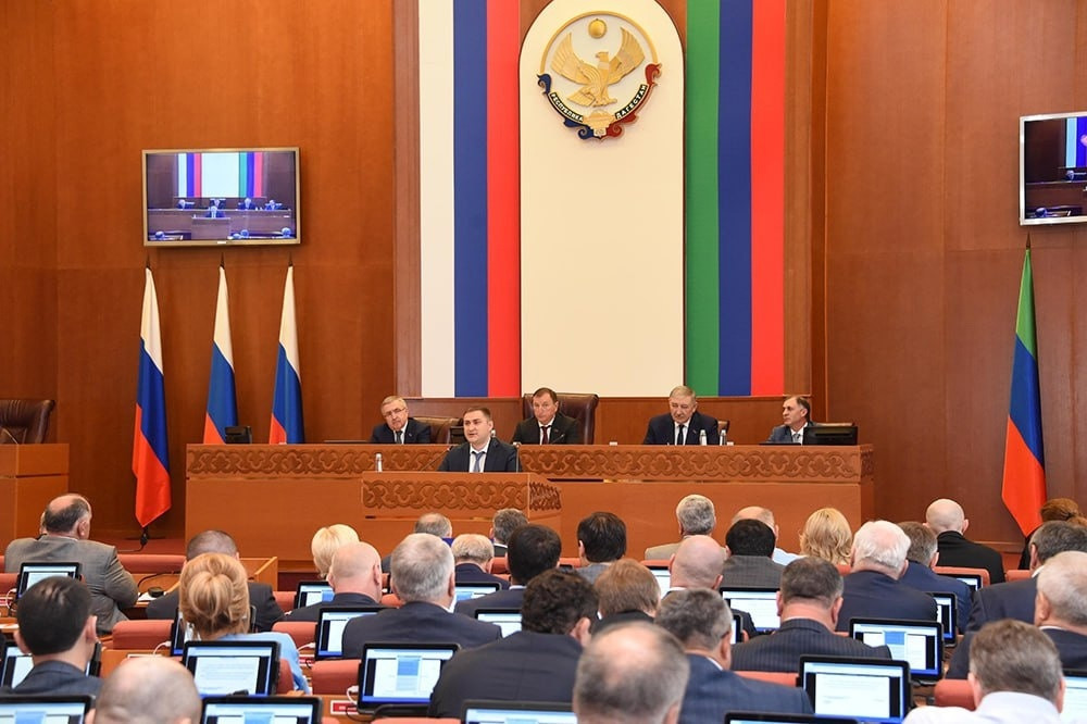 Мурад Казиев выступил с докладом в рамках 23 сессии Народного Собрания РД седьмого созыва