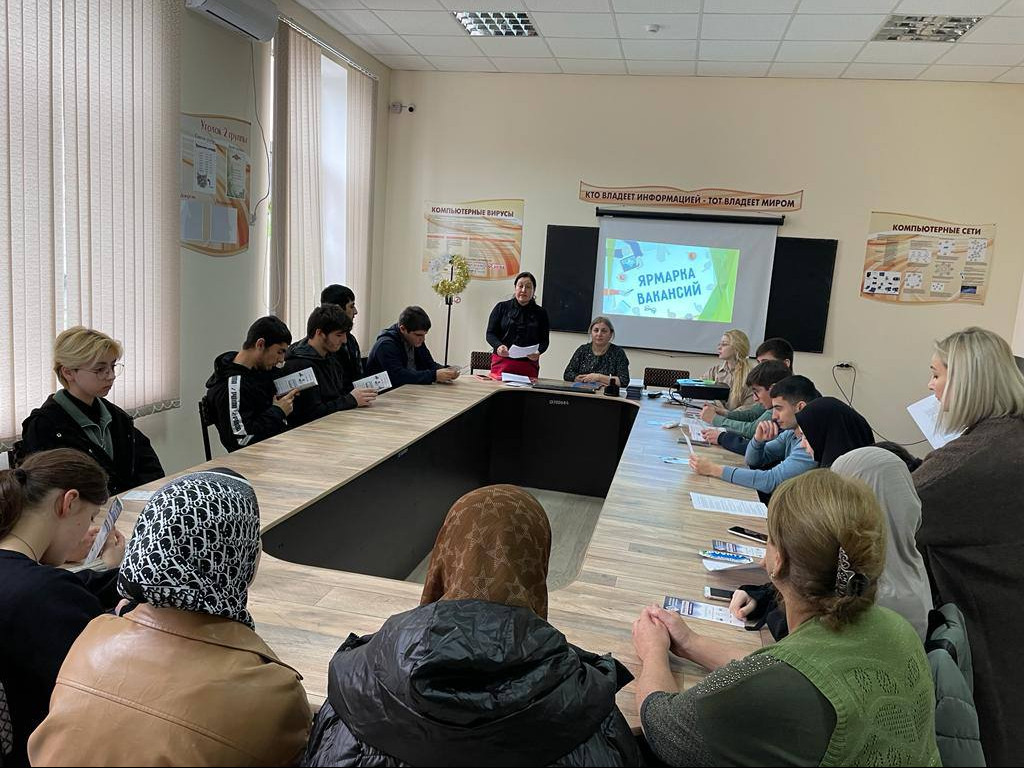 Центром занятости населения в МО "город Дербент"  в Колледже народных промыслов и туризма была проведена ярмарка образовательных услуг "Выпускник-2023".