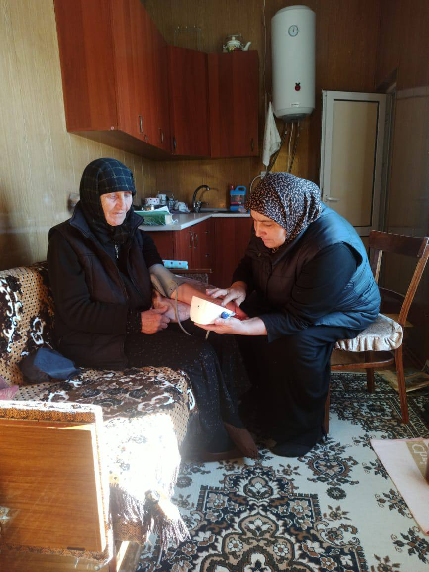 Социальный работник 2 отд. СО на дому Алиева М. при оказании социально-медицинских услуг подопечной.