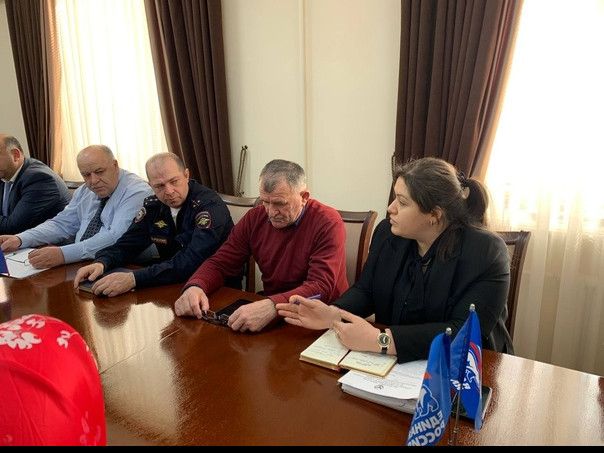 Вице-премьер РД Абдурахман Махмудов и глава Минтруда Дагестана Мурад Казиев проводят совещание