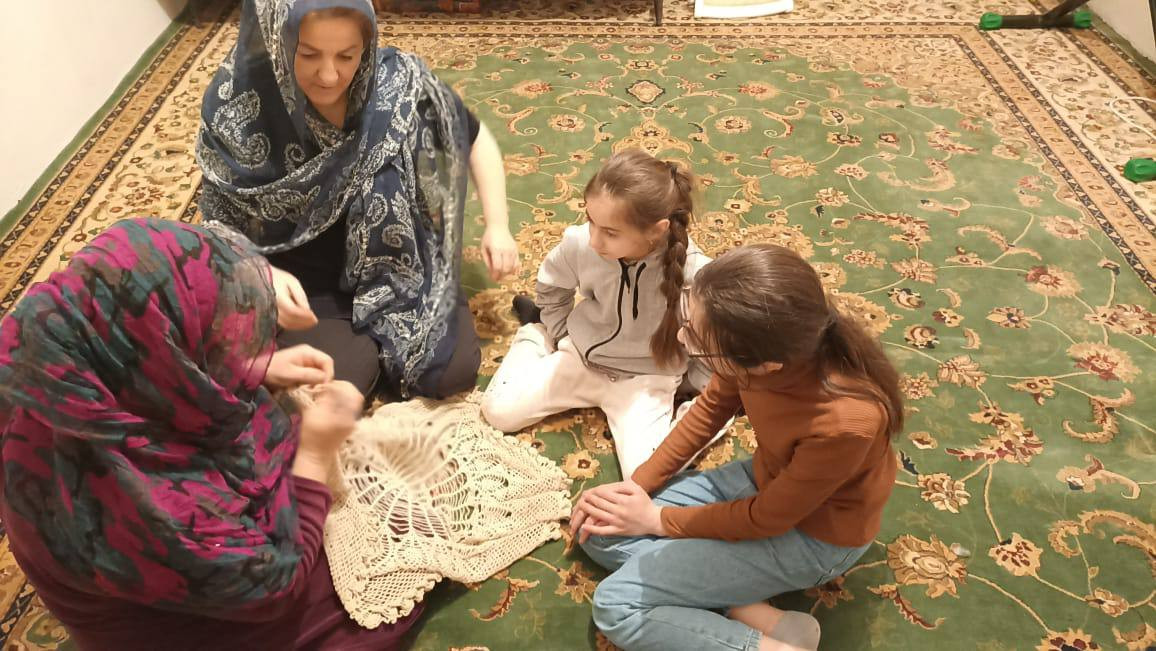 В рамках новой инновационной технологии "Золотые ручки" специалисты провели занятие по вязанию крючком с подопечными детьми