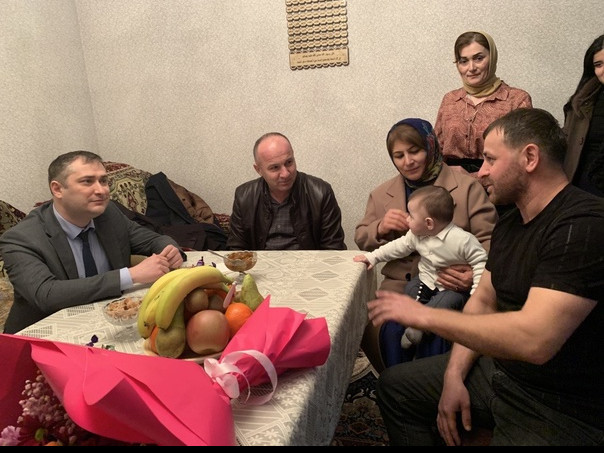 Мурад Казиев в рамках рабочей поездки навестил и поздравил с наступающим 8 марта, матерей и жен участников СВО проживающих в Дербентском районе