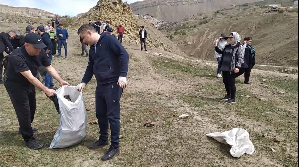 Коллектив Минтруда Дагестана во главе с Мурадом Казиевым провел общереспубликанский субботник в Гунибском районе на рукотворных террасах аула Чох
