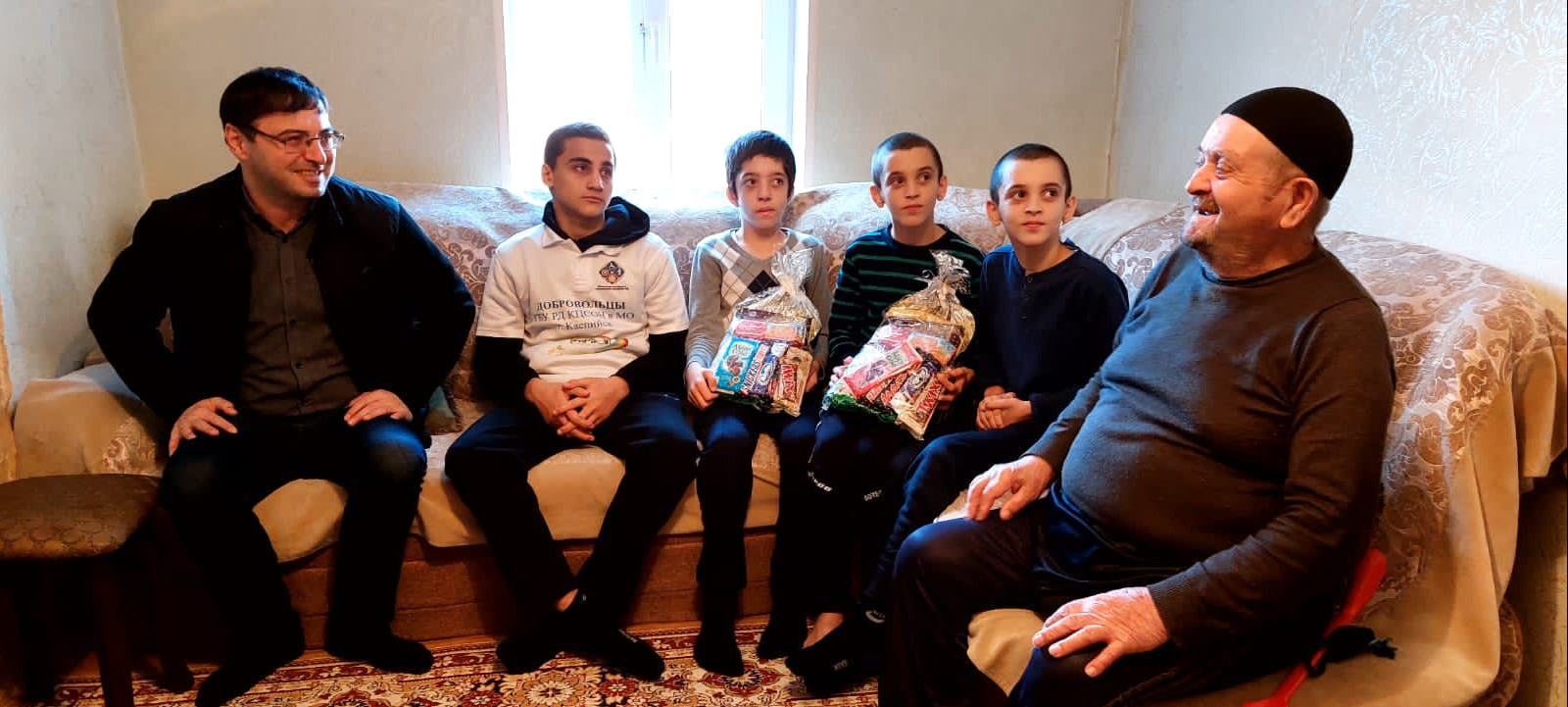 76 детей с ограниченными возможностями получили подарочные наборы от Комплексного центра социального обслуживания  Минтруда РД в Каспийске