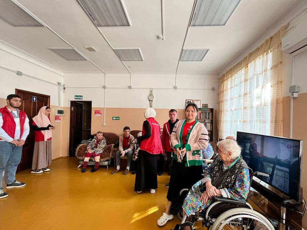 Пожилых подопечных комплексного центра социального обслуживания населения посетили  студенты-волонтёры Кизлярского медицинского училища.