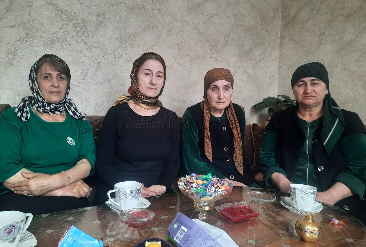 Специалисты отделения граждан пожилого возраста и инвалидов в полустационарной форме поздравили подопечных Ниязову П. Салихову С. с Днём Семьи и оказали помощь  в виде продуктового набора.