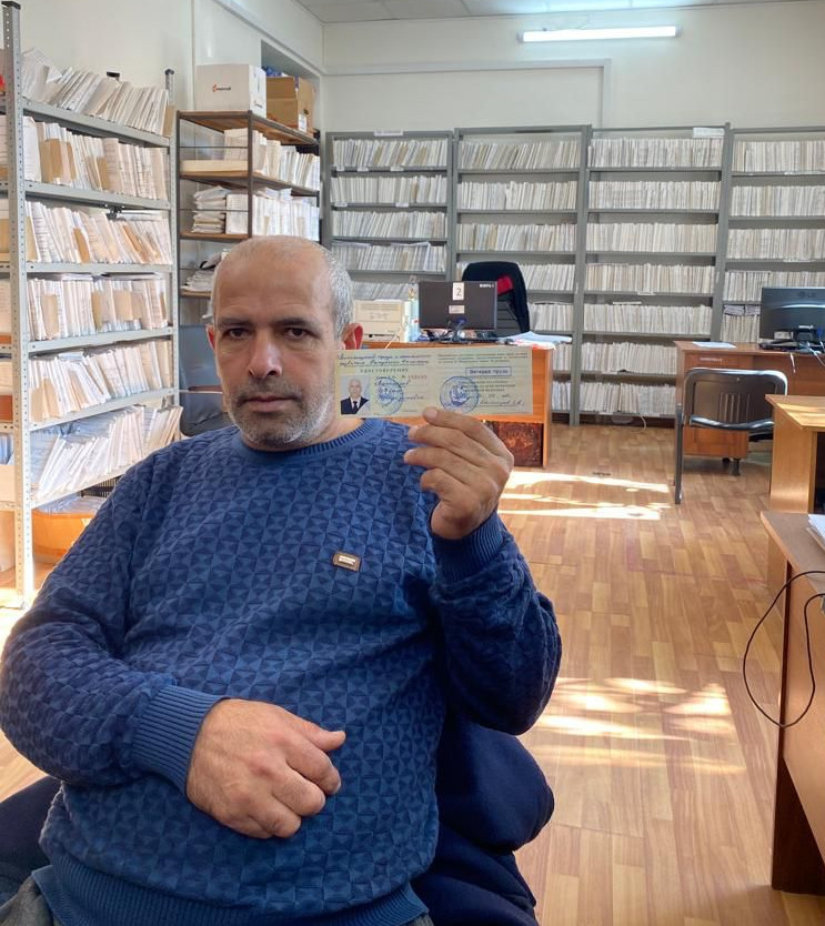 В УСЗН города Дербент вручили удостоверение "Ветеран труда"