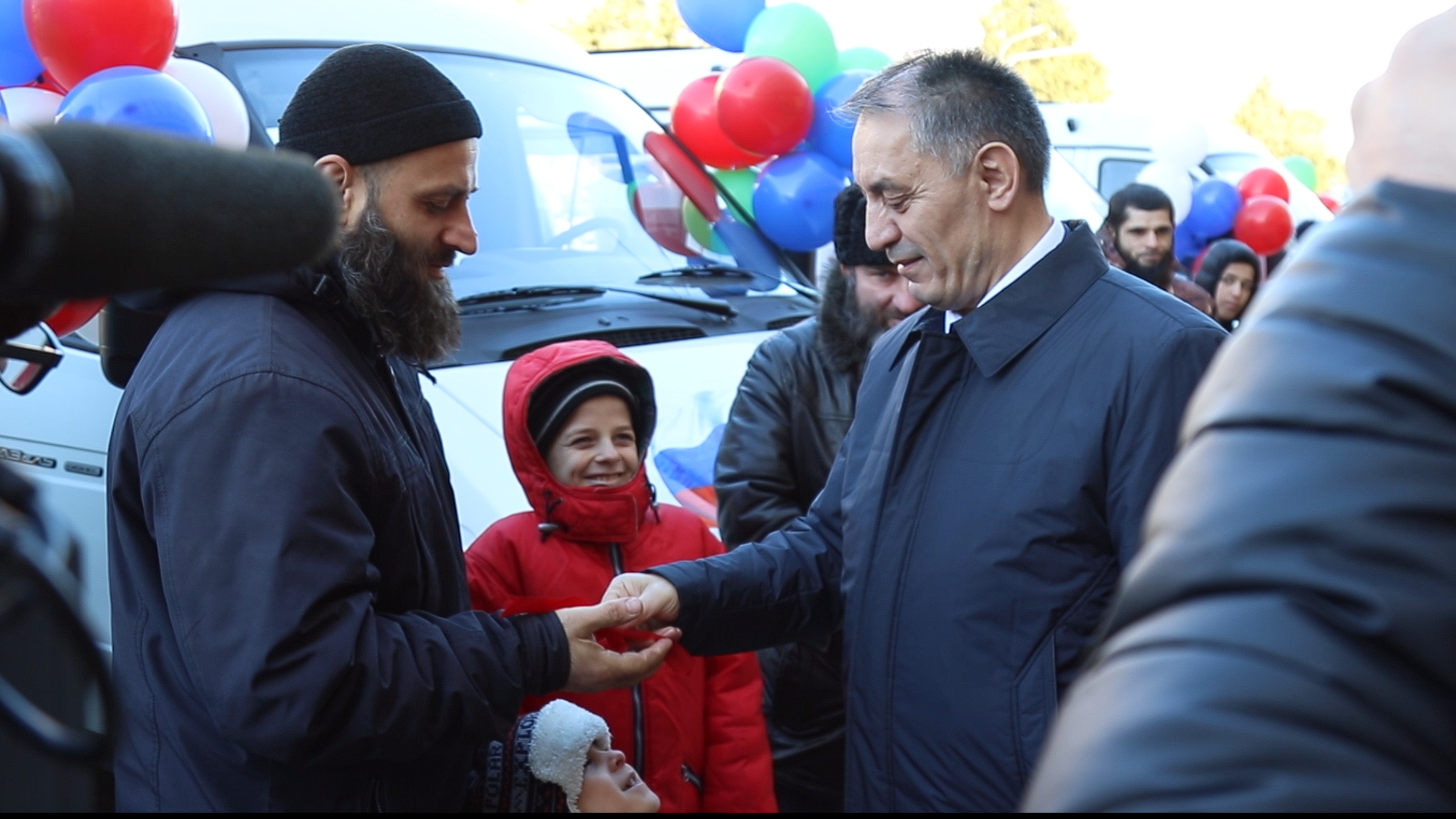 В Минтруда Дагестана вручили ключи от 6 автомобилей семьям, имеющим 10 и более детей.