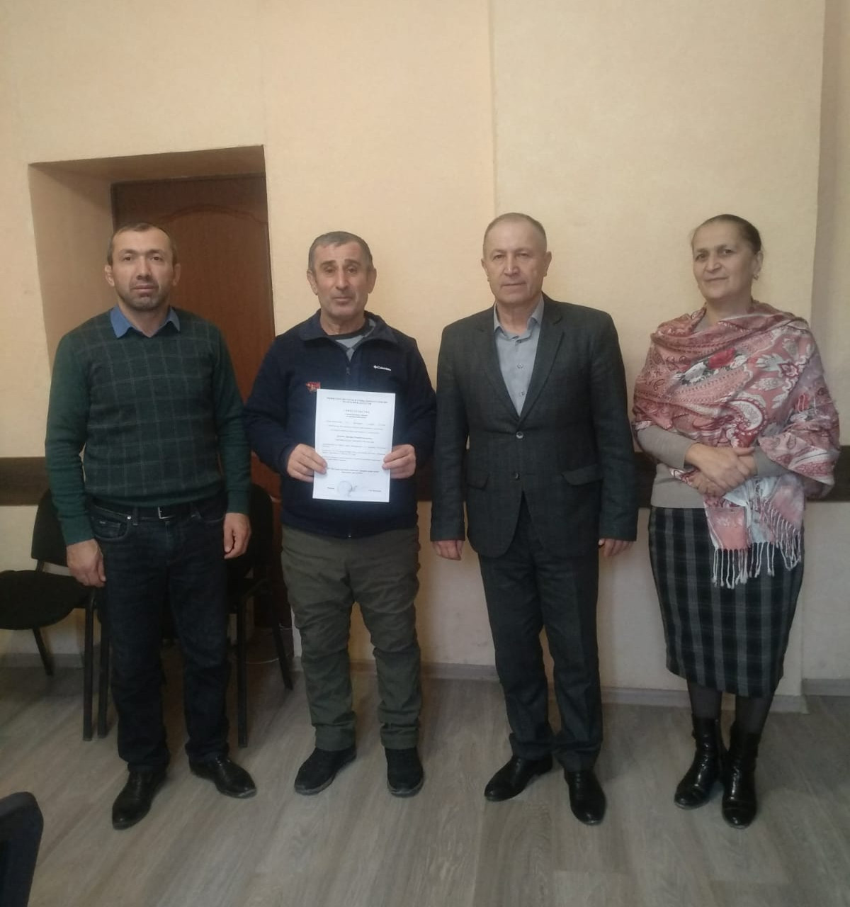 Вручение свидетельства о предоставлении безвозмездной субсидии на приобретение жилья.