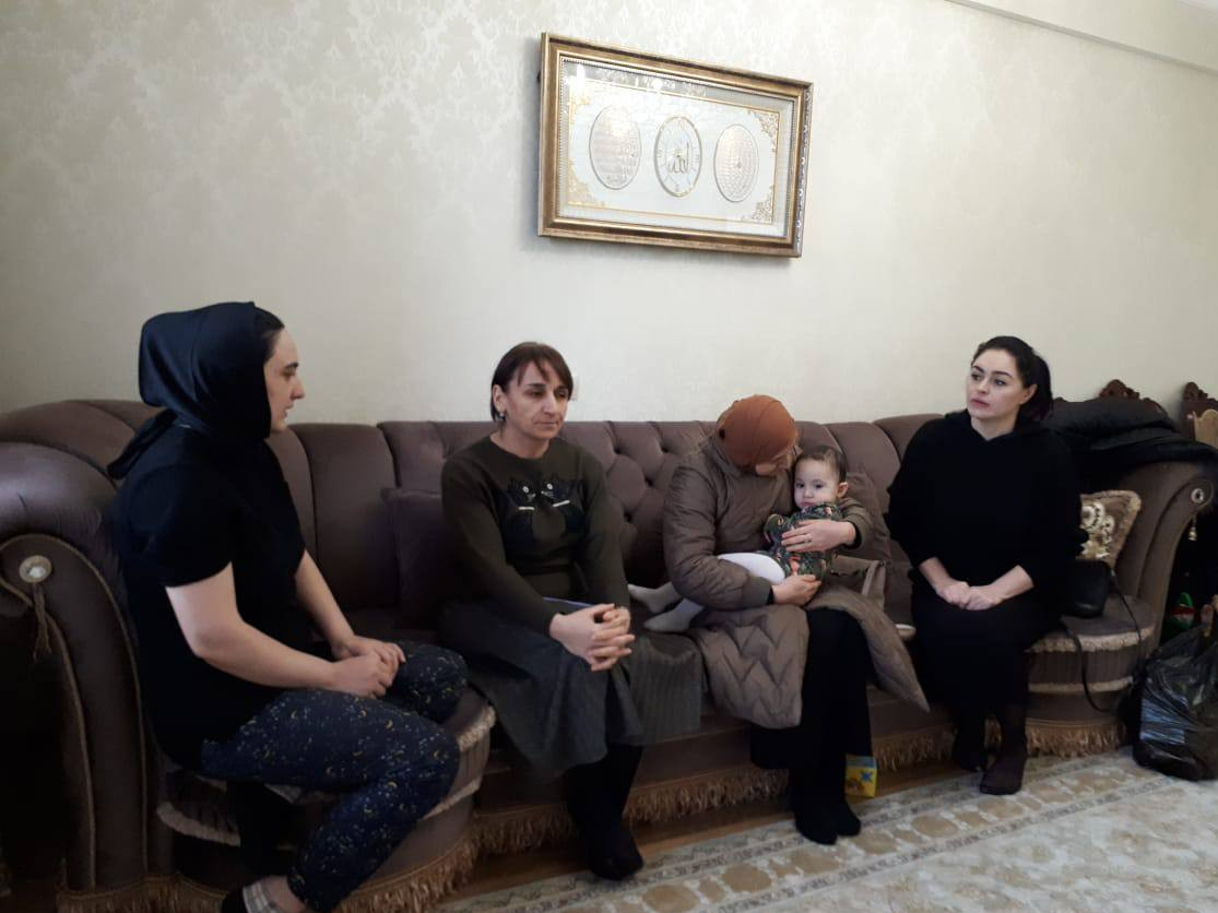 Социальные работники Минтруда Дагестана посетили семьи погибших военнослужащих в Каспийске