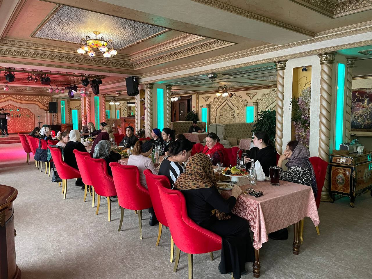 Махачкалинский Центр социального обслуживания граждан пожилого возраста поздравил матерей с наступающим праздником