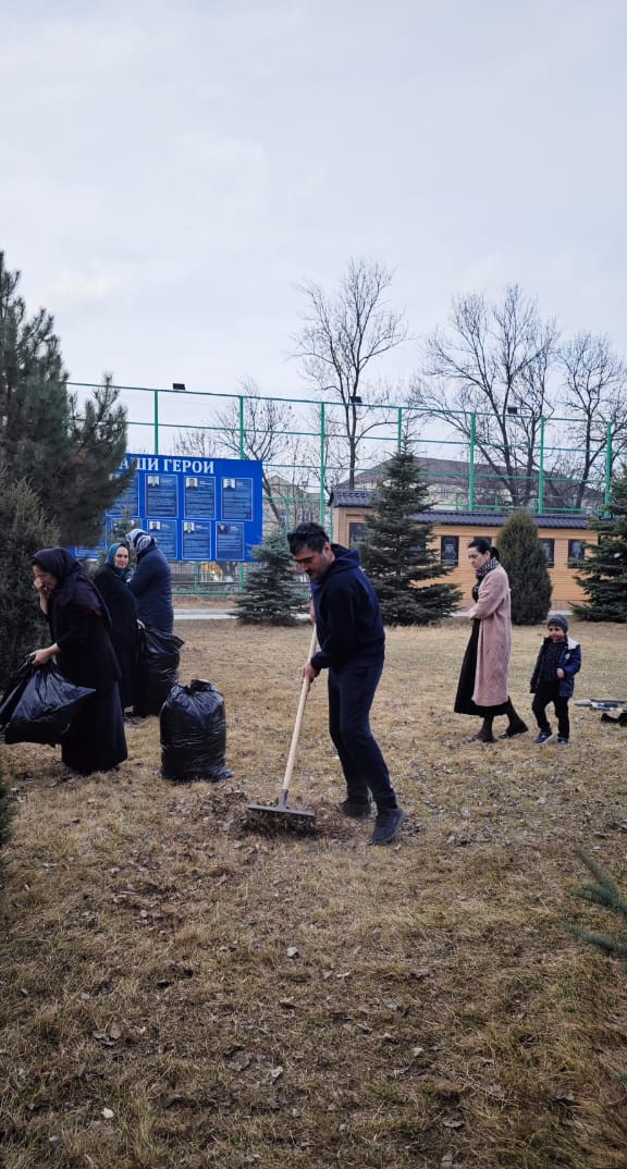 Сегодня 18 марта 2023 года в Дагестане состоялся общереспубликанский субботник.  Коллектив ГБУ РД КЦСОН в МО «Левашинский район» принял участие в общереспубликанском субботнике. Сотрудники вышли на уборку своих территорий и парка в с.Леваши.