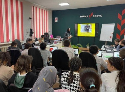 Специалист по работе с семьей и детьми провела мероприятие среди учащихся средней школы приуроченное международному дню белой трости