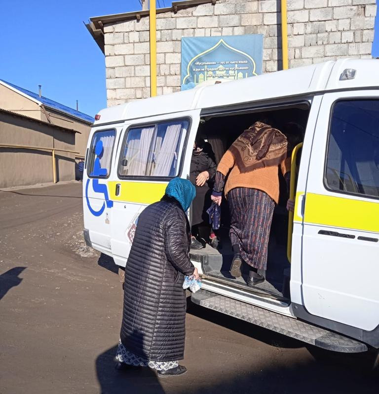 В Комплексном центре социального обслуживания населения в МО «Ахтынский район» продолжается работа мобильной бригады по доставке сельских жителей старше 65 лет в Ахтынскую ЦРБ