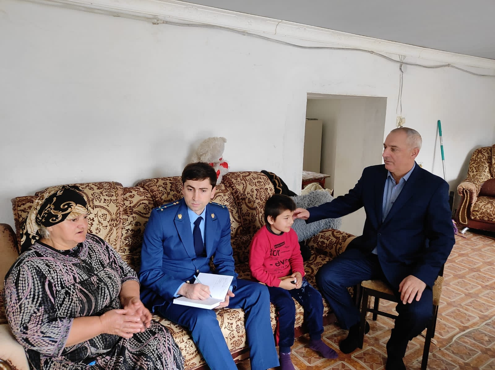 Представители Минтруда Дагестана в Магарамкентском районе посетили семью Эзберовых, обратившихся в ведомство в рамках приема граждан.