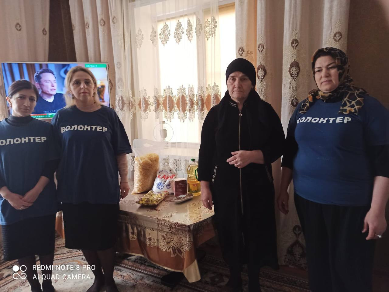 Социальные работникик, празднику Ураза - Байрам оказали гуманитраную помощь в виде продуктового набора.