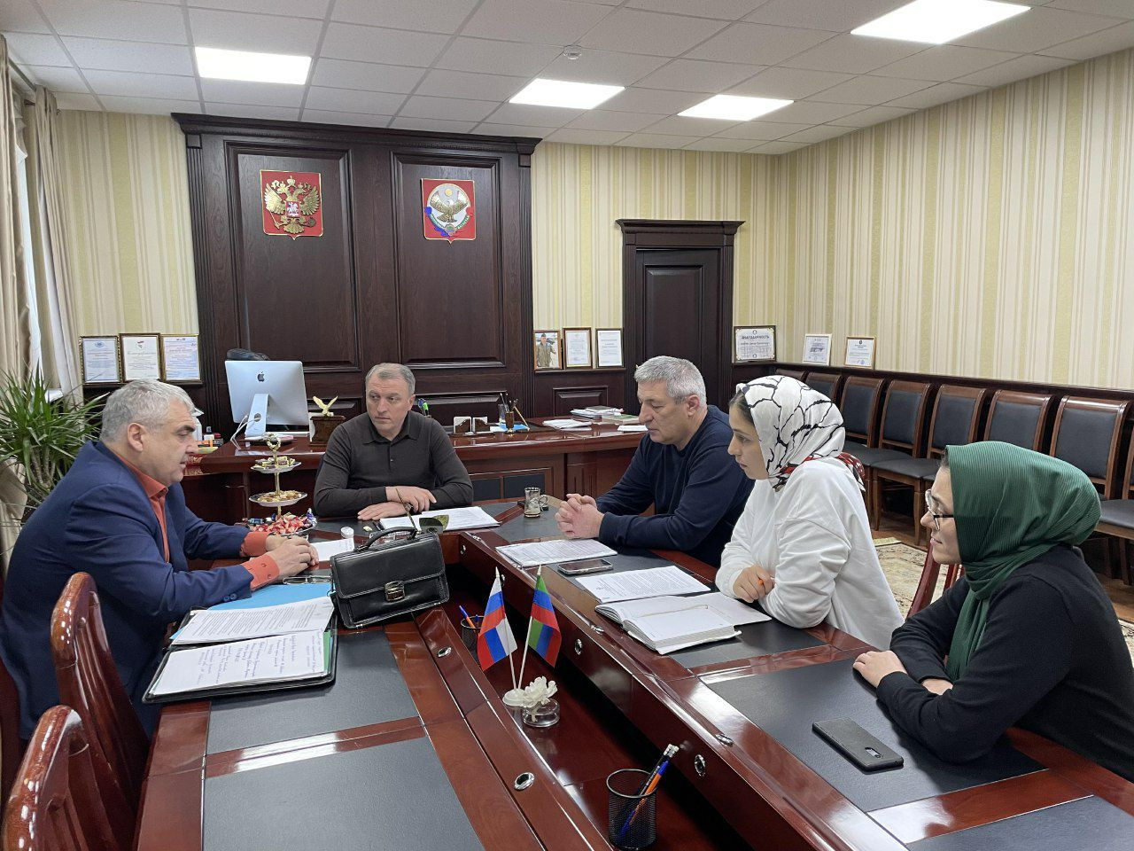О поддержке семей мобилизованных говорили в администрации Агульского района