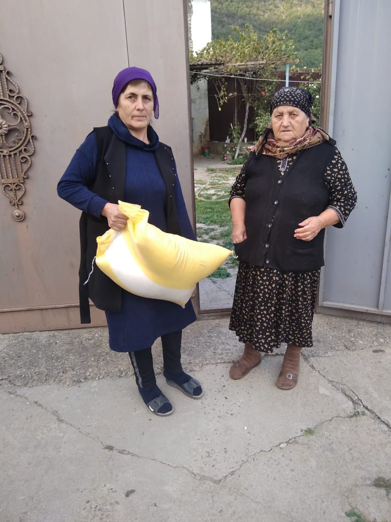 Социальная работница Эрзиханова С. навестила свих подопечных из с.Цинит.