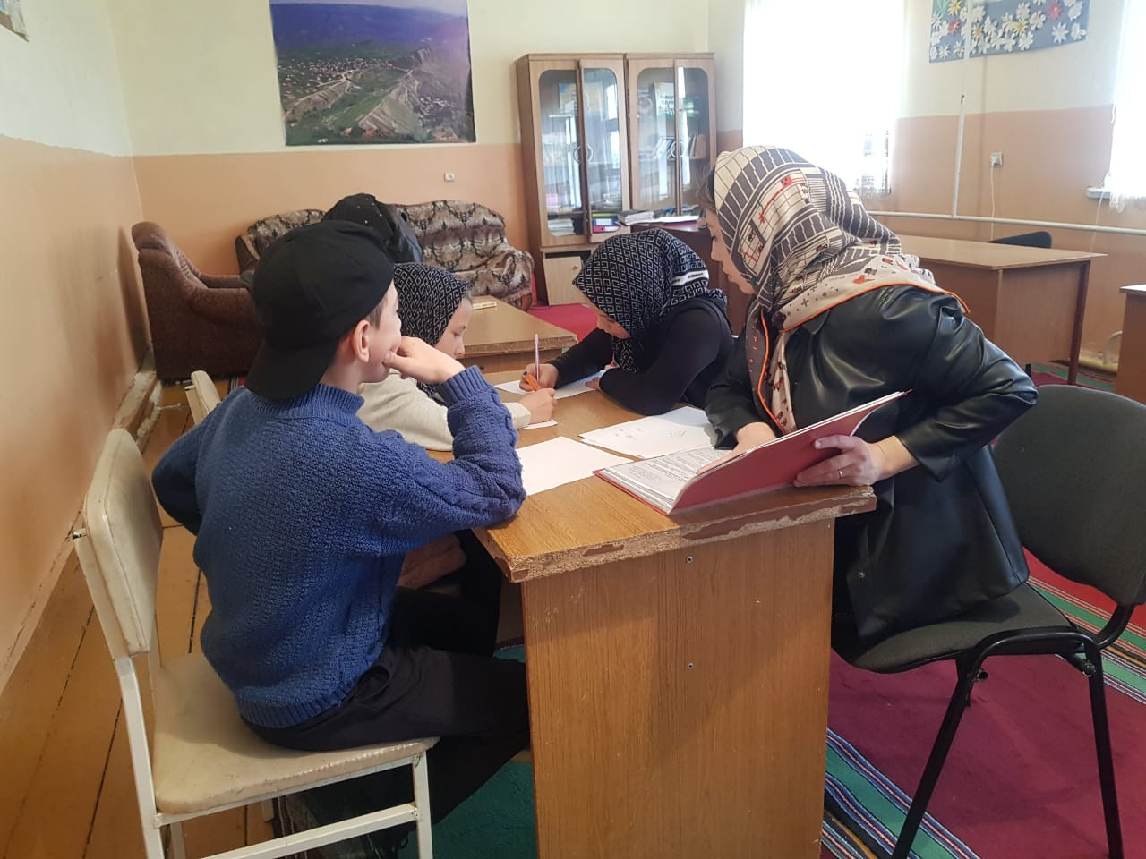 Психолог социальной сферы отдела семьи и детей Центра Соц.обслуживания населения Ибрагимова Патимат провела беседу с детьми возвращёных из Сирии на тему "Неуверенность в себе проблемы общения, проблемы самооценки".