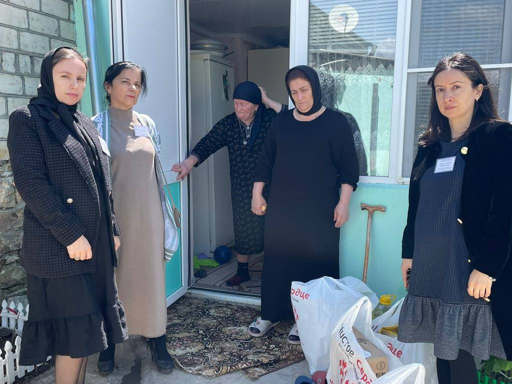 В преддверии дня Победы 9 мая Специалисты ГБУ РД КЦСОН в МО «Сергокалинский район» посетили и поздравили все семьи участников СВО