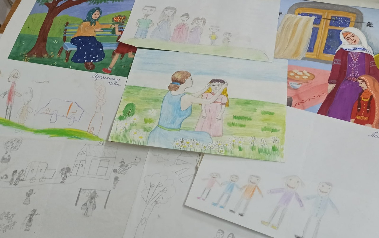 Проведение конкурса рисунков ко "Дню матери" среди подопечных Центра.