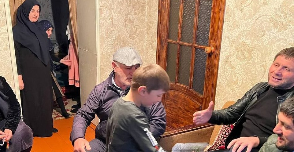 Работники Центра социального обслуживания Минтруда РД в Цунтинском районе посетили семью погибшего военнослужащего