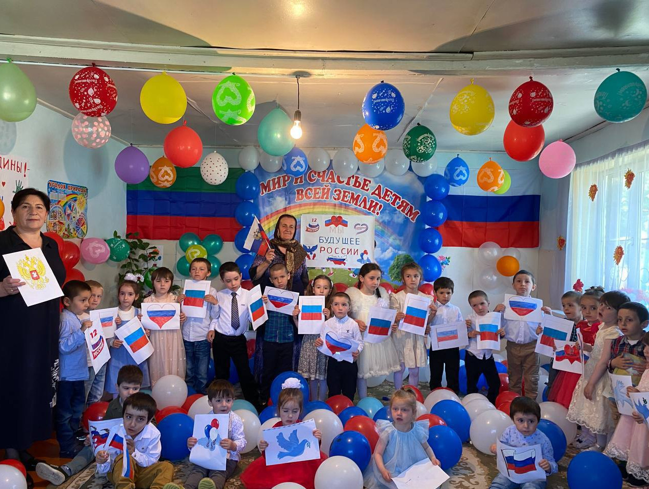 Воспитанники дошкольных образовательных учреждений района приняли участие в акциях и флэшмобах ко Дню России