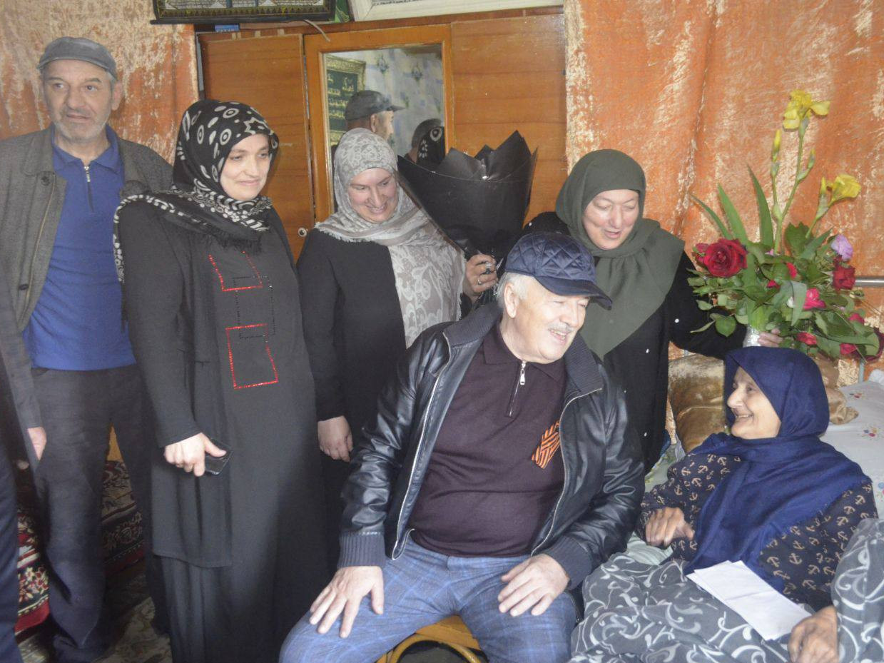 В честь празднования 9 мая Дня Победы,Социальные работники сел. Игали вместе с главой Гумбетовского района Галипом Галиповым и с представителями руководства других организаций.