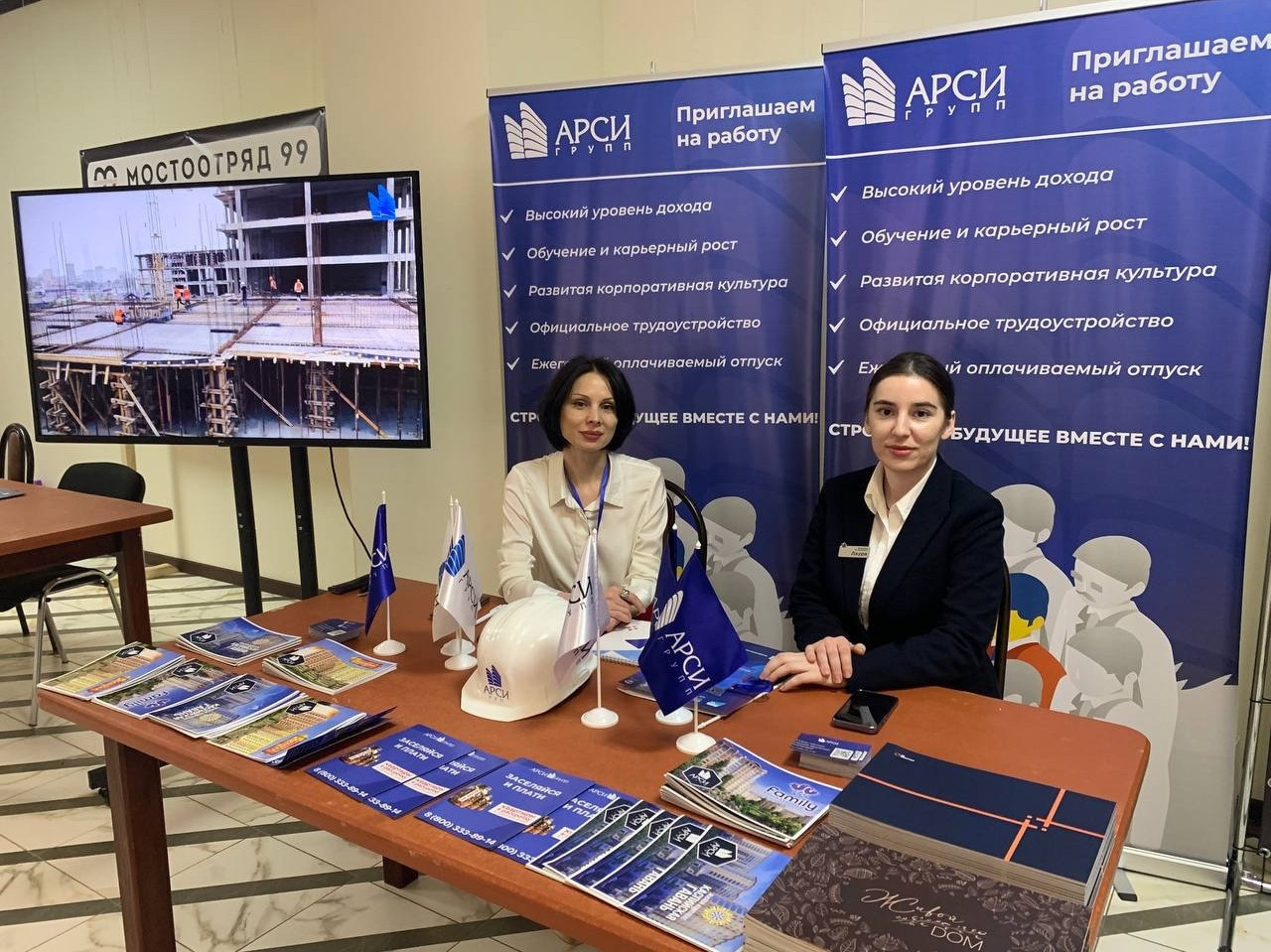 Работодатели завершают последние приготовления на своих презентационных площадках.