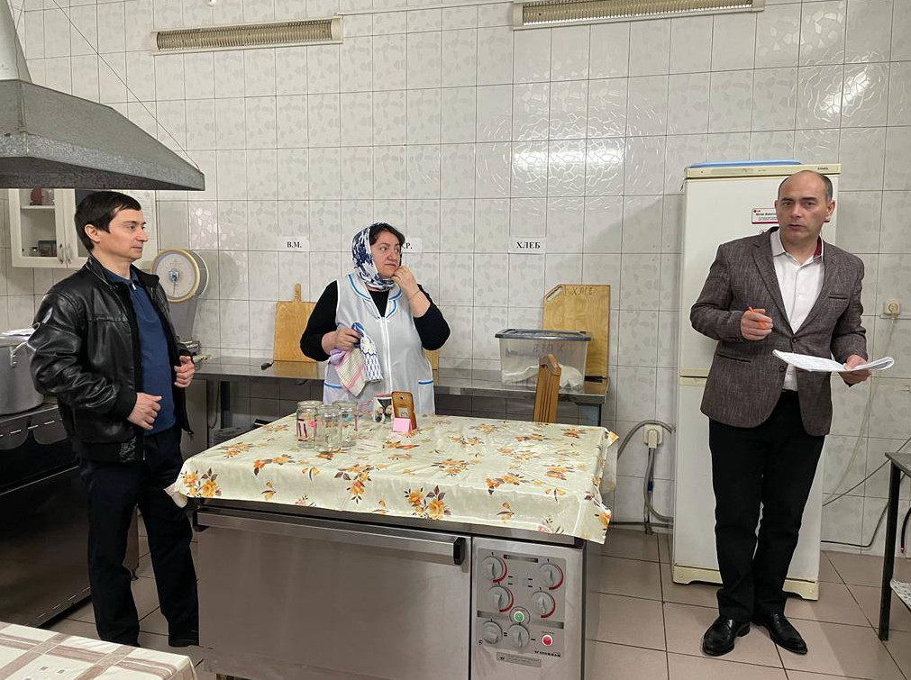 работниками ГБУ РД КЦСОН в МО «город Дербент», ответственными по антитеррористической защищенности объектов проводятся ежедневные проверки и осмотры помещений (территории) в целях обнаружения взрывных устройств ( с занесением в журнал проверки)