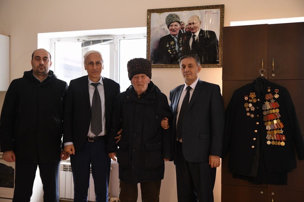 Сегодня, 2 февраля, заместитель Председателя Правительства РД Абдурахман Махмудов и заместитель министра труда и социального развития Дагестана Зураб Багомедов поздравили ветерана Великой Отечественной войны