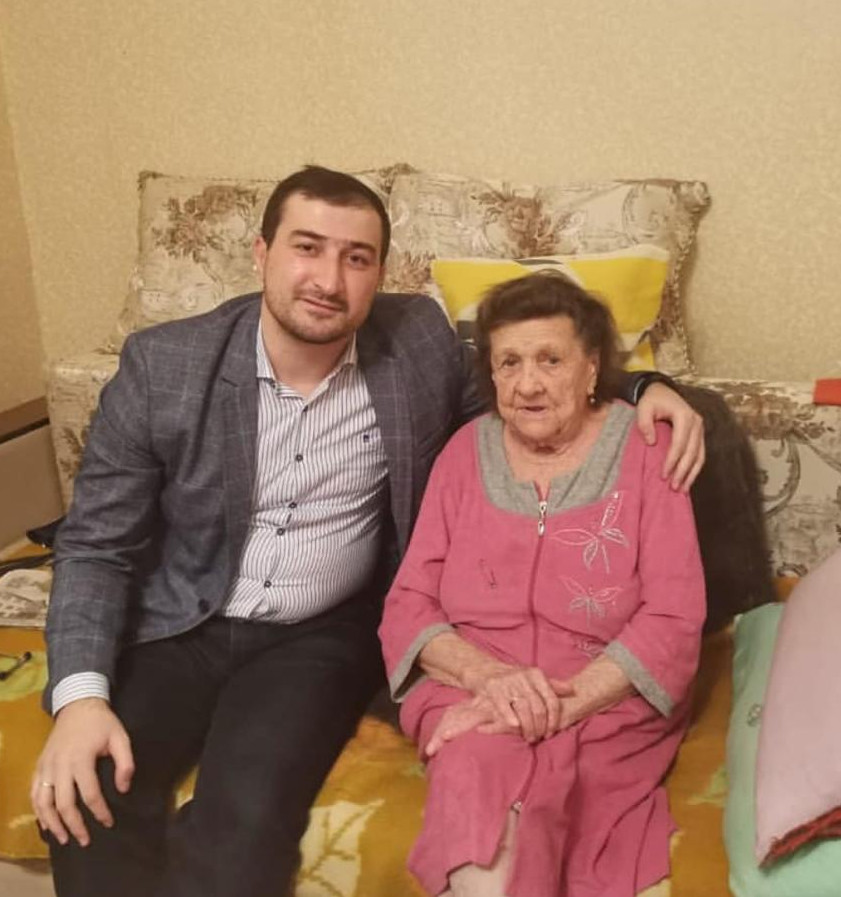 В преддверии полного освобождения Ленинграда от фашистской блокады, заместитель директора Эдуард Мурадов, старший специалист Гулия Султанова ,посетили  на дому "Жителя блокадного Ленинграда ".