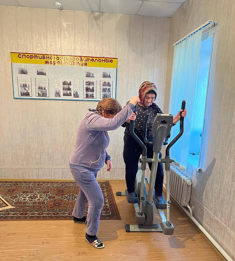 В ГБУ РД КЦСОН в МО «Ахтынский район» инструктор по трудовой терапии провела очередные занятия в тренажерном зале с подопечными ОДП