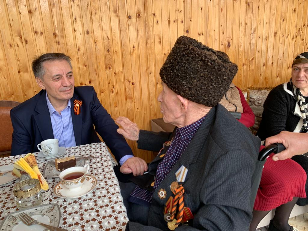 Абдурахман Махмудов поздравил Ветерана Великой Отечественной войны Тилпара Саидова с предстоящим Днем Победы.