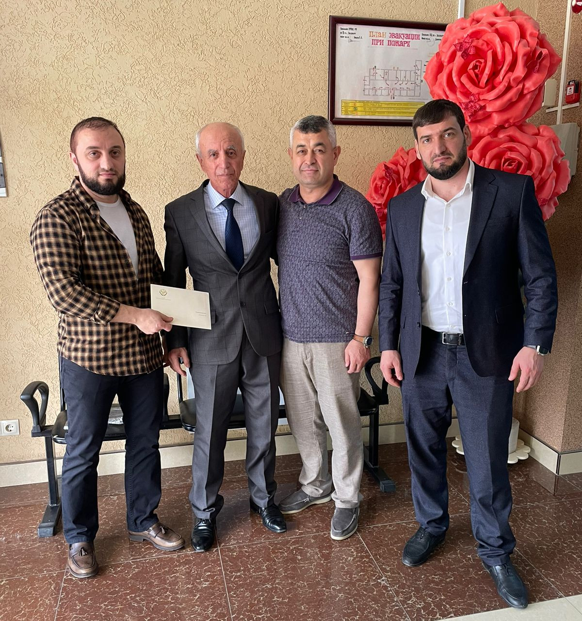 Вручение поздравительной открытки от имени Главы Республики Дагестан