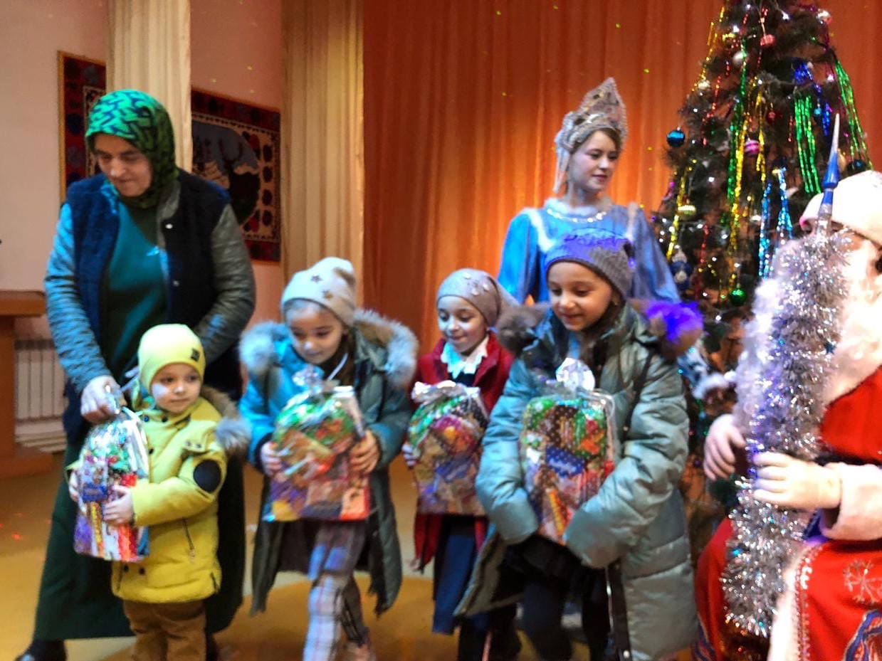 Подведомственные учреждения Минтруда Дагестана поздравили около 5 тысяч детей из семей погибших военнослужащих, мобилизованных граждан, добровольцев и детей из малоимущих и многодетных семей.