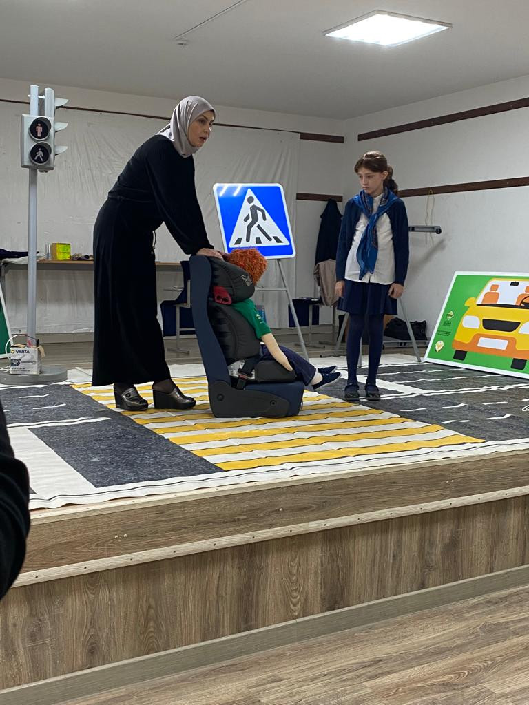 В целях профилактики дорожно-транспортного травматизма, совместно с педагогами дополнительно образования ПДД ГБУ ДО РД "ДЮАШ" специалист по работе с семьей Магомедовой З.А провели мероприятие в ЛСШО #2 среди детей младших классов.