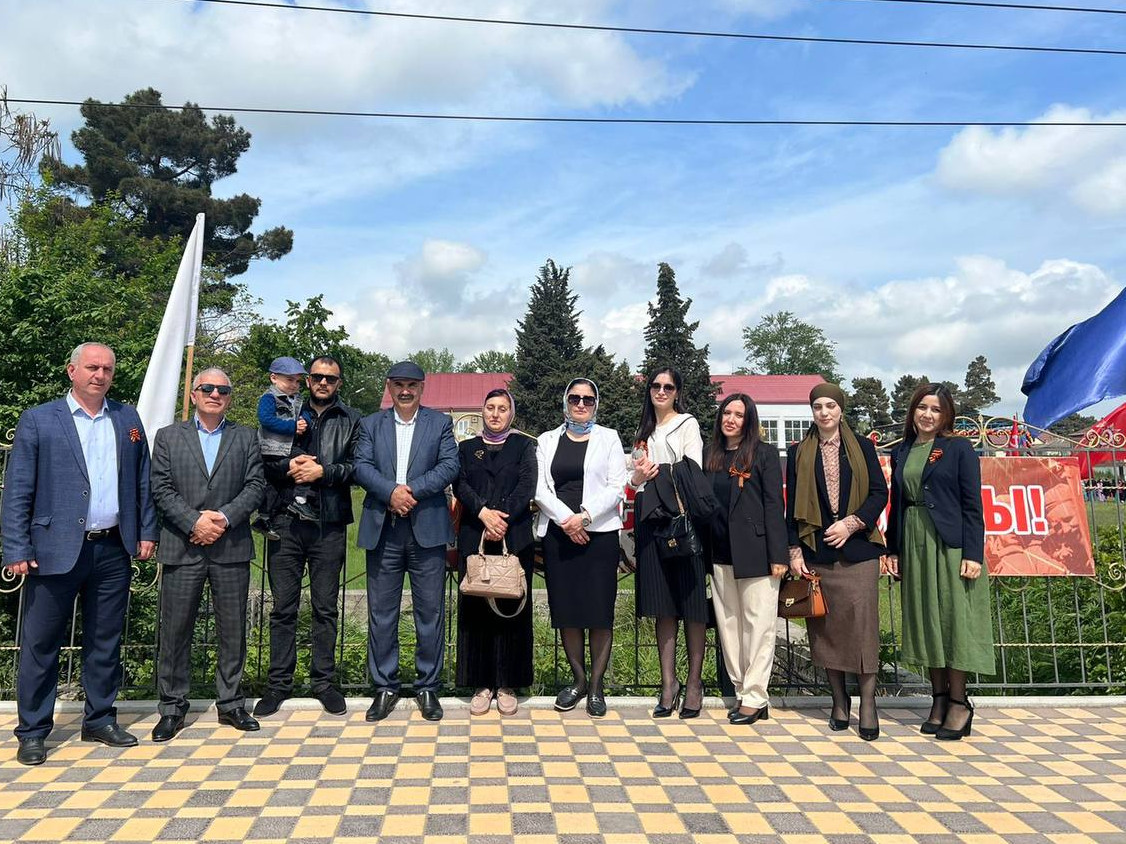 С великим праздником-с Днем Победы!