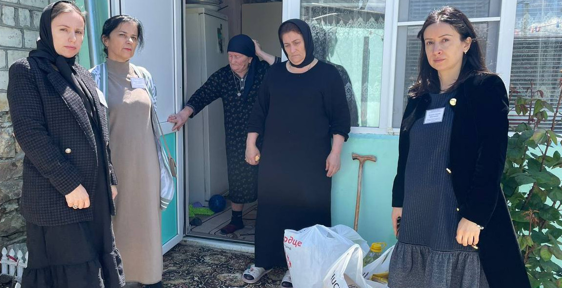 В преддверии дня Победы 9 мая специалисты КЦСОН в Сергокалинском  районе посетили и поздравили все семьи участников СВО