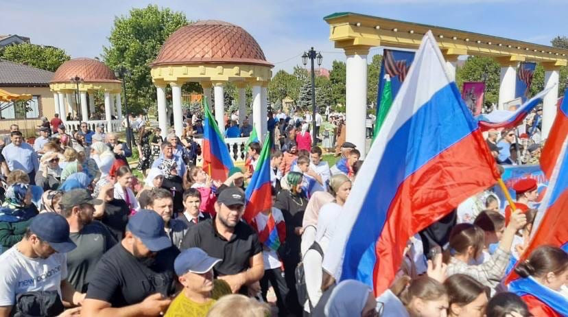 С самого утра жители города и близлежащих сел с флагами России, портретами президента страны и патриотическими лозунгами стали собираться у здания городской администрации.